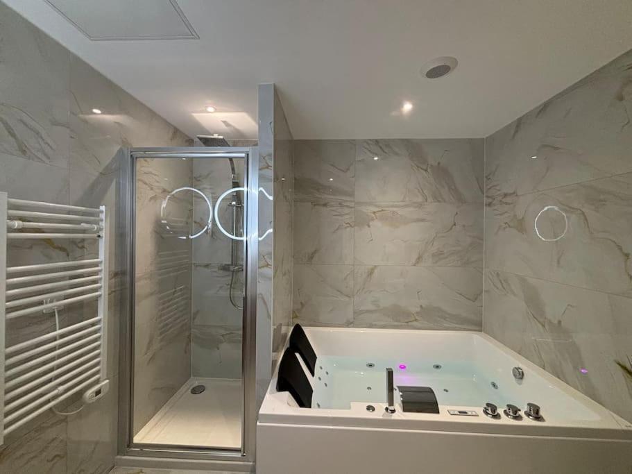La Bulle Centre-ville - Jaccuzi & Clim Apartment Roanne